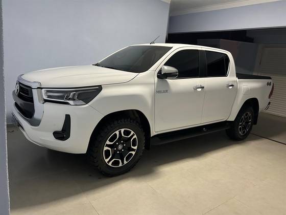 TOYOTA HILUX 2.8 D-4D TURBO DIESEL CD SRV 4X4 AUTOMÁTICO